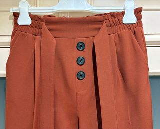 Pantalones de vestir marrón con cinturón