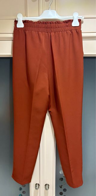 Pantalones de vestir marrón con cinturón