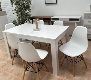Mesa de comedor o cocina blanca