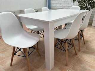 Mesa de comedor o cocina blanca