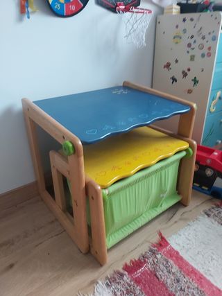 Pupitre infantil de madera y tablero azul