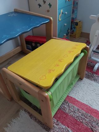 Pupitre infantil de madera y tablero azul