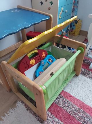 Pupitre infantil de madera y tablero azul