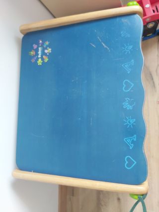 Pupitre infantil de madera y tablero azul