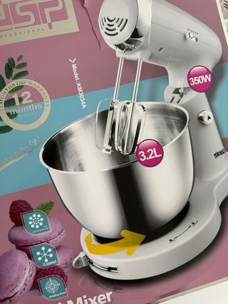 Batidora blanca con accesorios