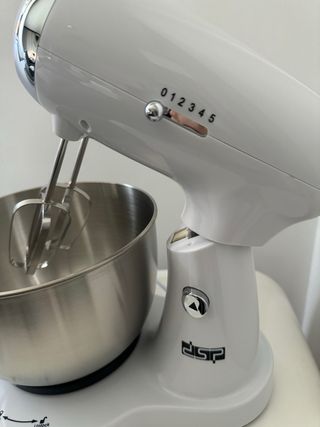 Batidora blanca con accesorios