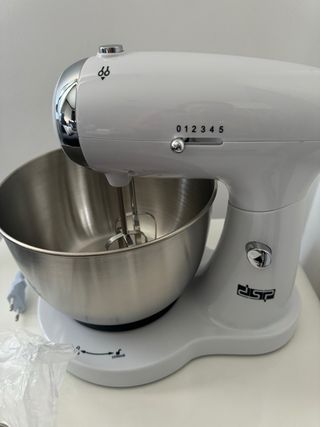 Batidora blanca con accesorios