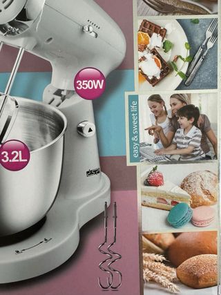 Batidora blanca con accesorios