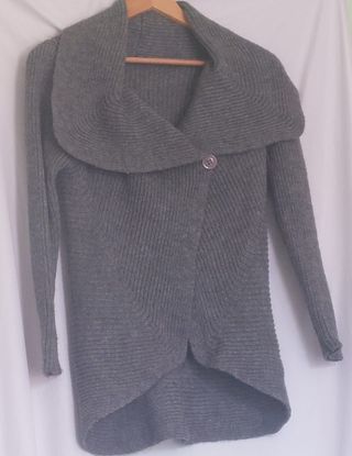 Chaqueta de punto gris con cuello ancho