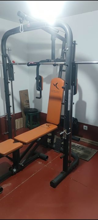 Banco de pesas y accesorios
Maquina multipower.