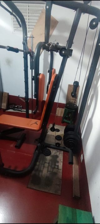 Banco de pesas y accesorios
Maquina multipower.