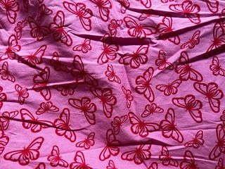 Camisa corta con estampado de mariposas
