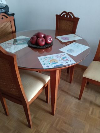 Mesa redonda y 4 sillas de pino 110cm. a 150cm