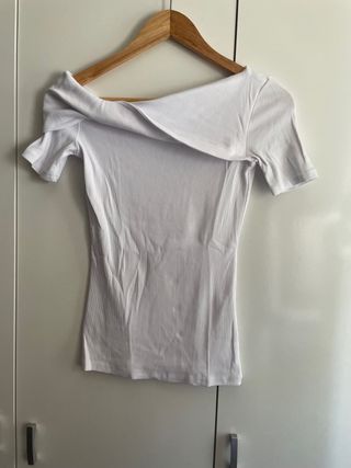 Camiseta asimétrica Zara blanca