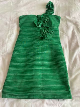 Vestido de fiesta verde con volantes