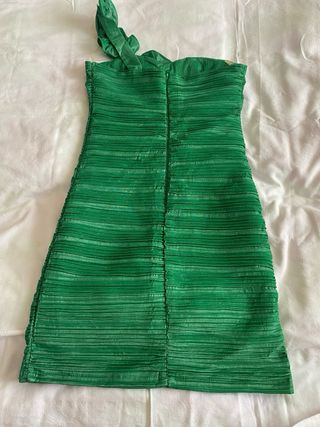 Vestido de fiesta verde con volantes
