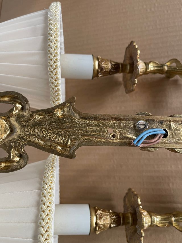 Coppia di lampade da parete in bronzo antico