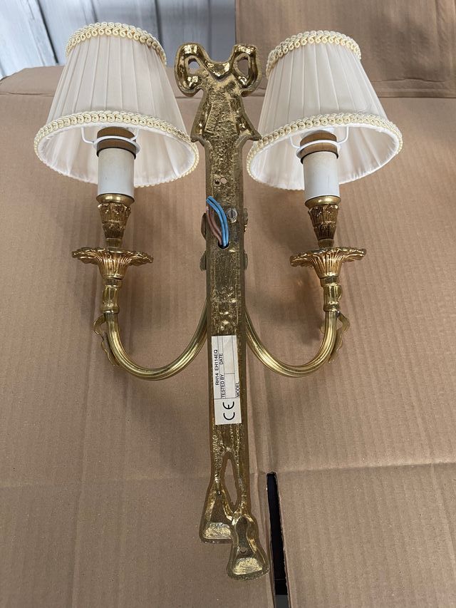 Coppia di lampade da parete in bronzo antico