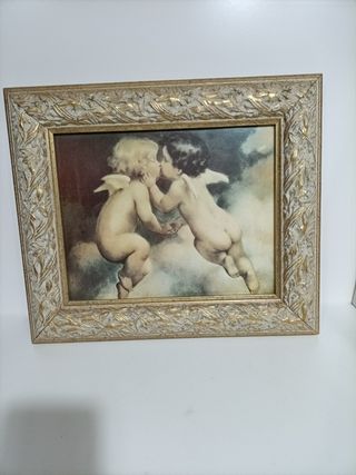 Cuadros de ángeles con marcos de madera.