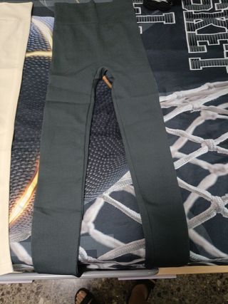 Leggings gris acanalados, regalo de otros 