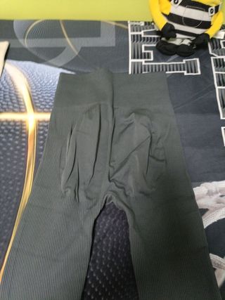 Leggings gris acanalados, regalo de otros 