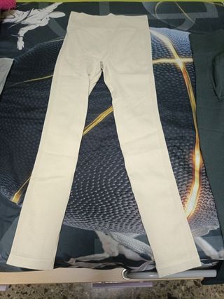 Leggings gris acanalados, regalo de otros 