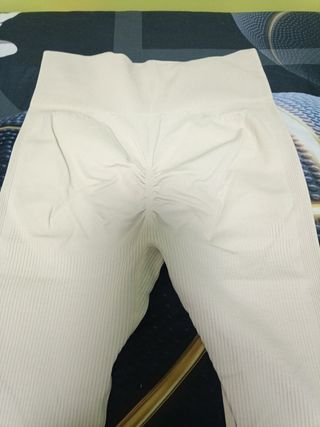 Leggings gris acanalados, regalo de otros 