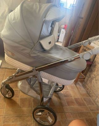 Cochecito de bebé gris