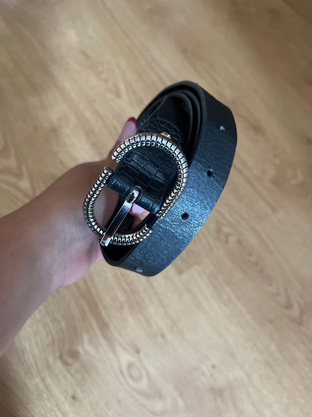 Cinturón Negro con Hebilla Plateada