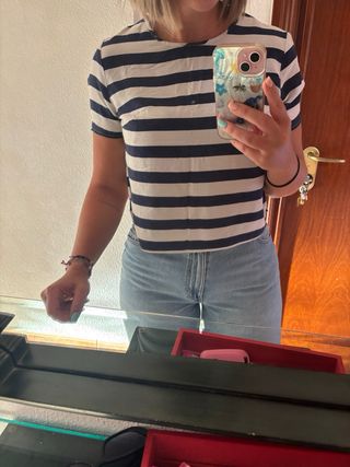 Camiseta de rayas azul y blanco