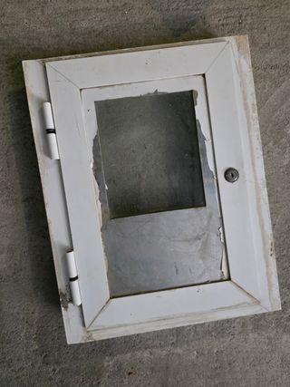Puerta de aluminio con cerradura