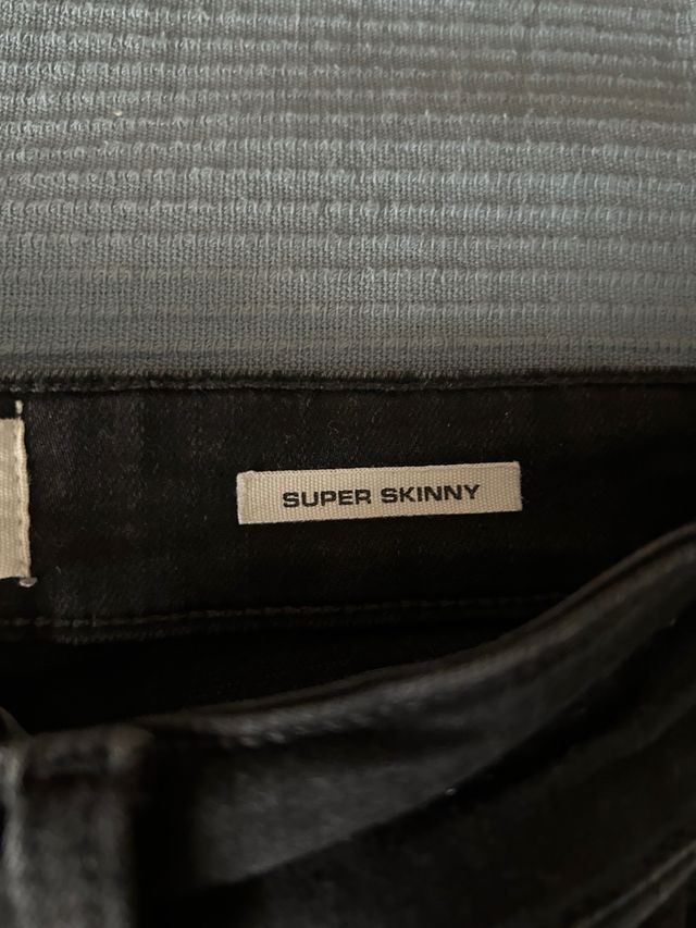 Vaqueros negros rotos Pull&Bear