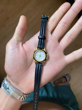 Reloj de pulsera dorado y negro