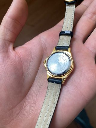 Reloj de pulsera dorado y negro