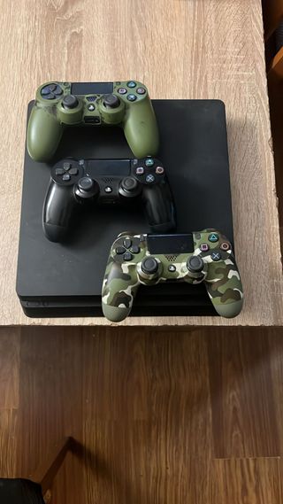 PlayStation 4 con 3 mandos