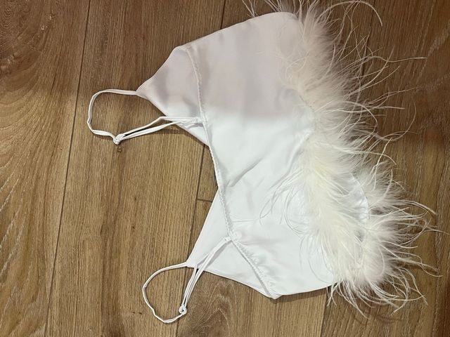 Top blanco con plumas