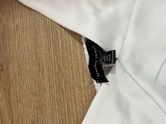 Top blanco con plumas