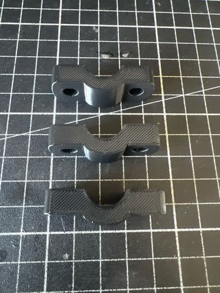 3 Abrazaderas Negras para atril de trompeta