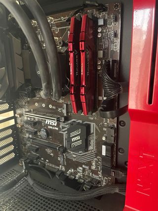 Torre PC con Placa Base MSI, RAM y Refrigeración 