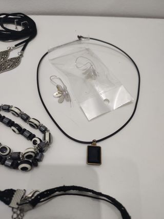 Lote bisutería: collares, pulseras, anillos