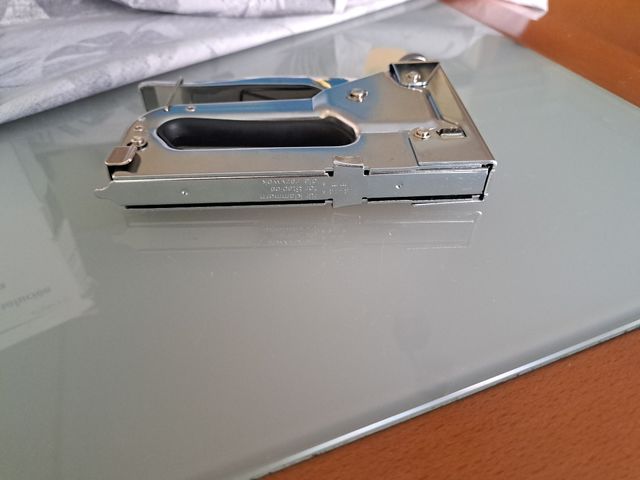 Grapadora de pared metálica