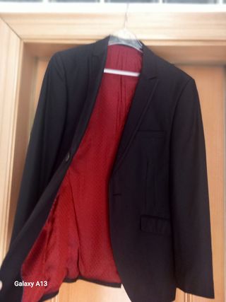 Chaqueta de traje negra con forro rojo