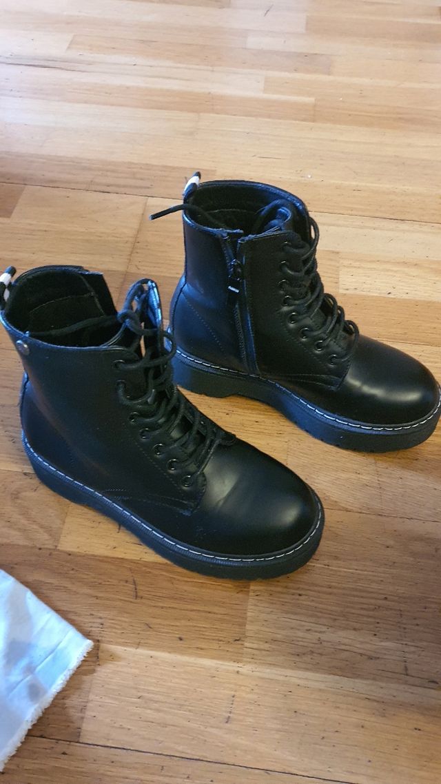 Botas militares negras con cordones