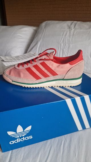 Zapatillas Adidas rosas y rojas