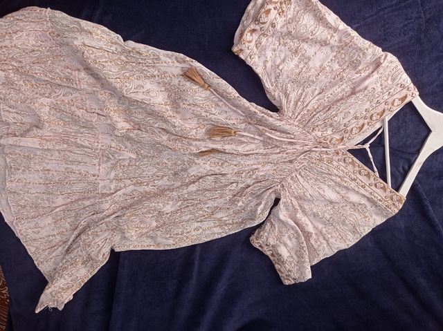 Vestido rosa con detalles dorados