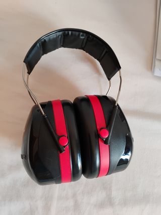 Cascos anti ruido negros y rojos