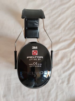 Cascos anti ruido negros y rojos