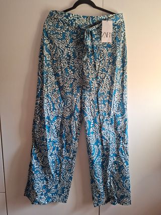 Pantalón nuevo de Zara estampado de flores