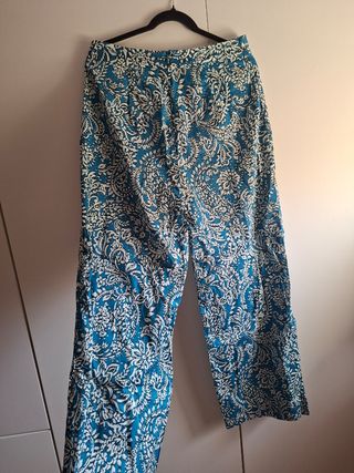 Pantalón nuevo de Zara estampado de flores