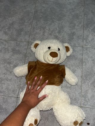 Oso de peluche blanco con chaleco